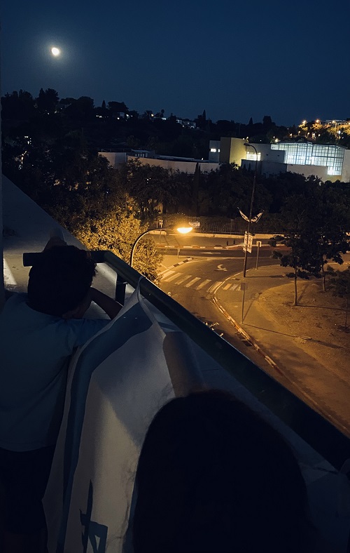  איך מוכיחים שגודל הירח קבוע?